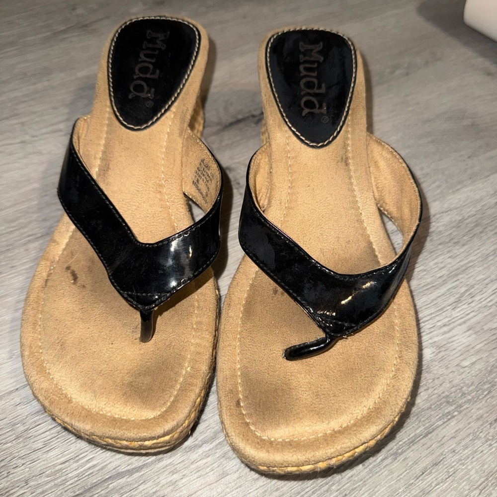 Mudd Women's Black and Tan Thong Sandals